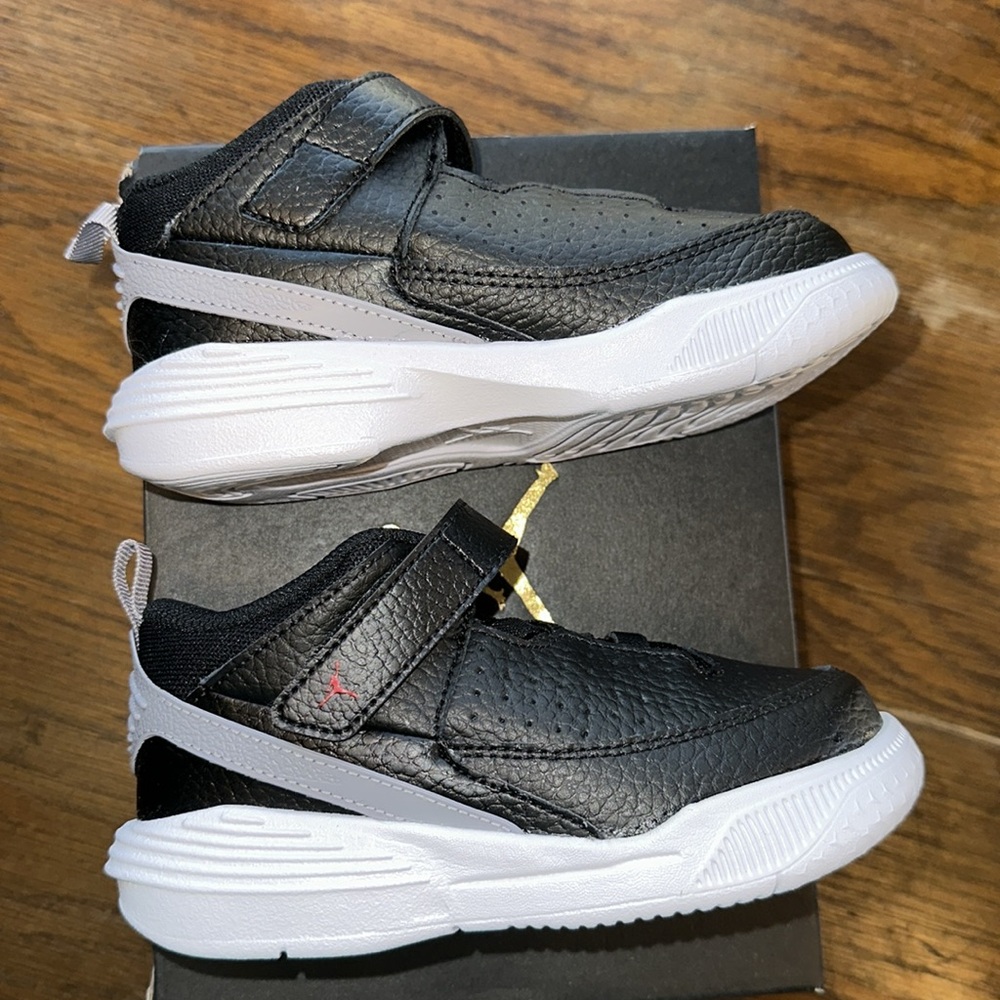 Jordan max aura 5 toddler 9c size - Picture 3 of 7